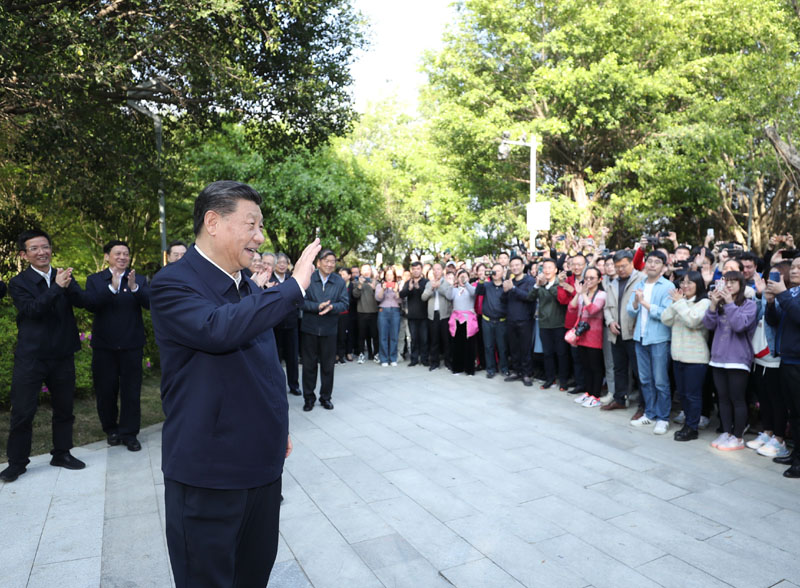 3月22日至25日，中共中央總書記、國家主席、中央軍委主席習近平在福建考察。這是24日下午，習近平在福州福山郊野公園考察時，向市民們招手致意。新華社記者 鞠鵬 攝