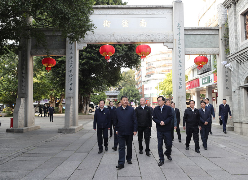 3月22日至25日，中共中央總書記、國家主席、中央軍委主席習近平在福建考察。這是24日下午，習近平在福州三坊七巷歷史文化街區步行察看南后街。新華社記者 王曄 攝