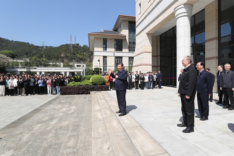 3月22日至25日，中共中央總書記、國家主席、中央軍委主席習近平在福建考察。這是25日上午，習近平在福州閩江學院考察時，同師生們親切交流。新華社記者 王曄 攝