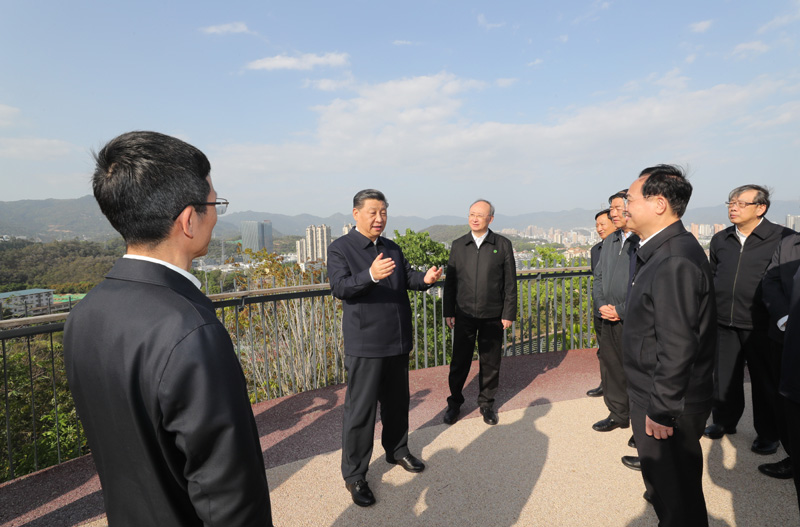 3月22日至25日，中共中央總書記、國家主席、中央軍委主席習近平在福建考察。這是24日下午，習近平在福州福山郊野公園觀景平臺，聽取城市生態公園規劃建設、城市水系綜合治理情況匯報。新華社記者 王曄 攝