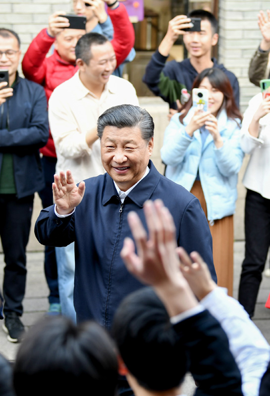 3月22日至25日，中共中央總書記、國家主席、中央軍委主席習近平在福建考察。這是24日下午，習近平在福州三坊七巷歷史文化街區考察時，向游客和市民招手致意。新華社記者 燕雁 攝